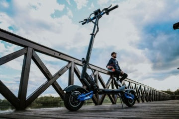 Techlife Q4 V2 Electric Scooter, Dual 1365 W, 75 km Range, VMAX Remote